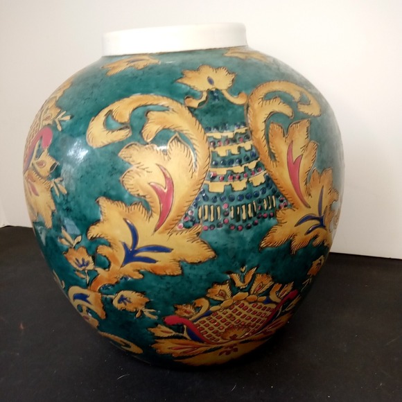 Medium Round Porcelain vase Green In Color Floral Pattern - Picture 7 of 16